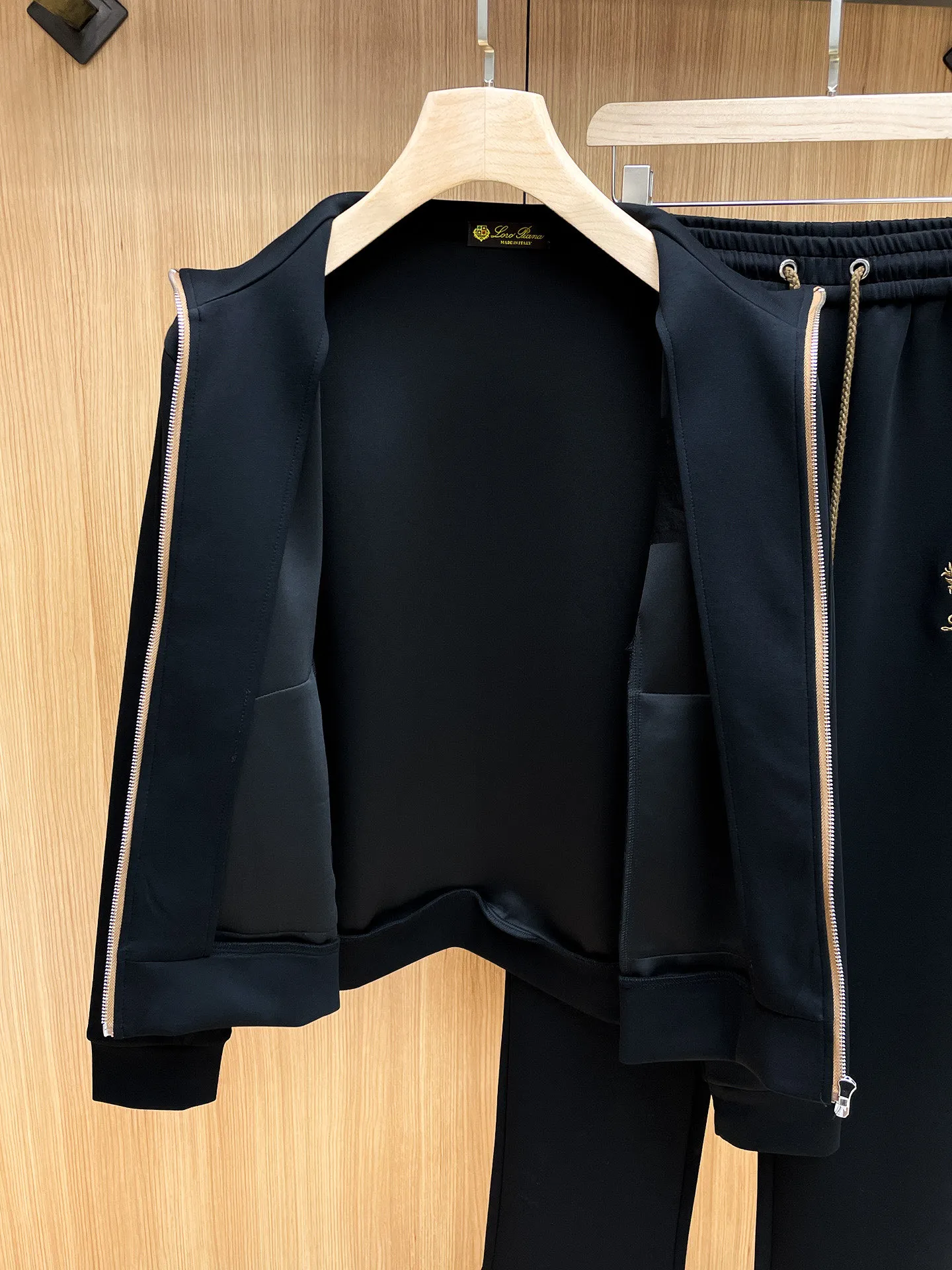 LP New Arrival counter Same Style casual suit, Breathable, comfortable and casual! Full of high-end feel! The details are exquisite and high-end, and the workmanship is impeccable! The original Premium fabric is very high-end! The fabric is crisp and anti-wrinkle Wear-Resistant, warm, neat and stylish. Everyone must buy a set this autumn and winter. They must look cool and cool when wearing them. We especially recommend Sizes M-3XL